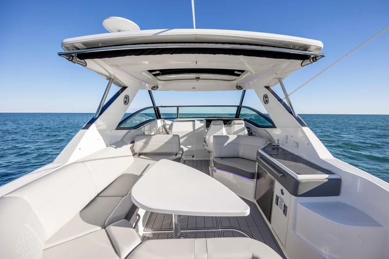  Yacht Photos Pics 2020 Sea Ray Sundancer 320 Outboard, luxurious interior, open sea view, modern design.