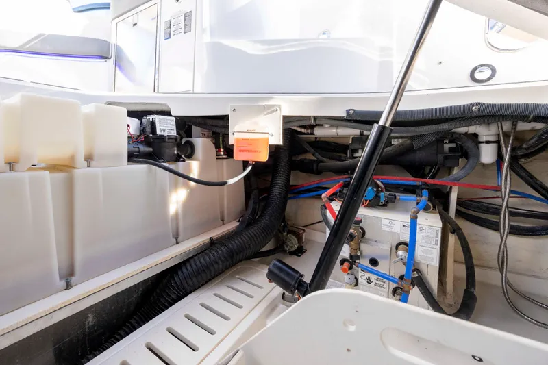  Yacht Photos Pics 2020 Sea Ray Sundancer 320 Outboard engine compartment with wiring and components.