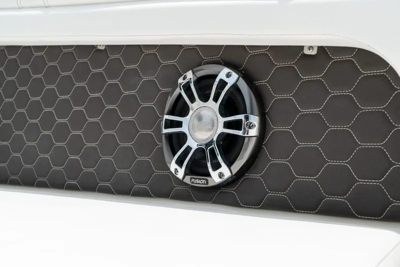  Yacht Photos Pics Speaker on 2022 Sea Ray SDX 290 Outboard with hexagonal pattern background.