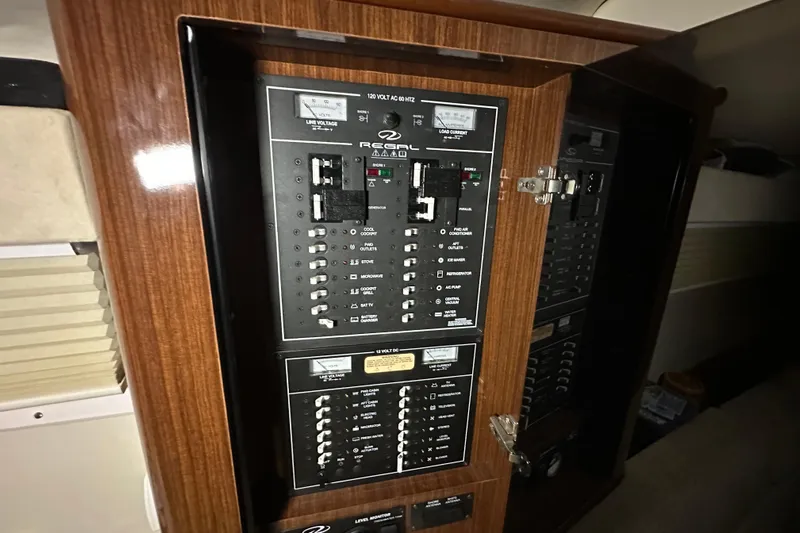 Roe Boat Yacht Photos Pics Electrical panel AC and DC