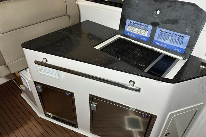 Roe Boat Yacht Photos Pics Cockpit Grill, Wetter, ice maker, refrigerator. &nbsp;