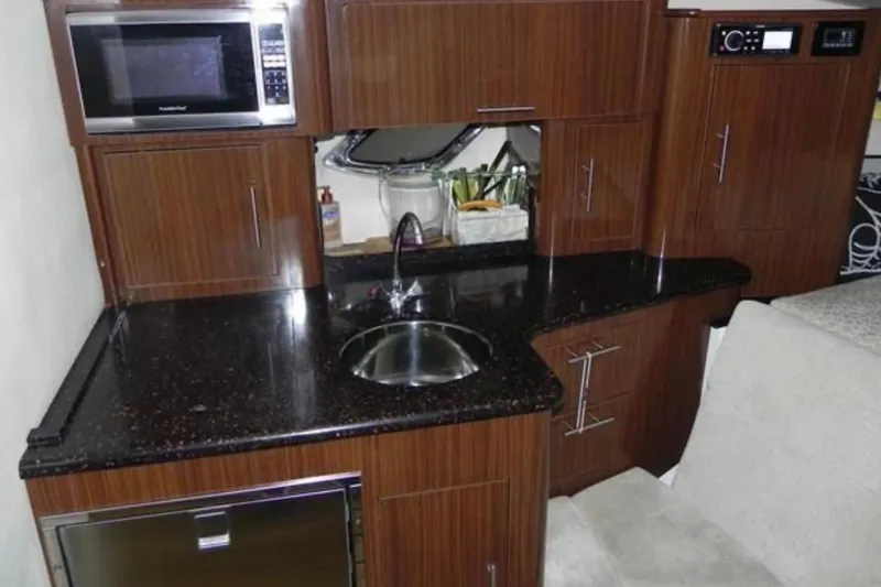 Roe Boat Yacht Photos Pics Galley, Microwave, Refrigerator&nbsp;