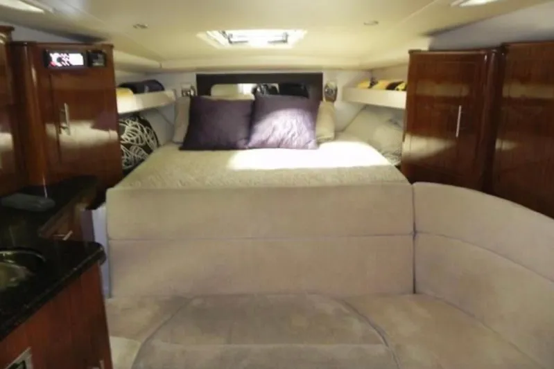 Roe Boat Yacht Photos Pics Forward berth - Actuated for extending&nbsp;