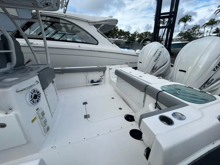  Yacht Photos Pics 2023 Everglades 365 Cc - Image 4