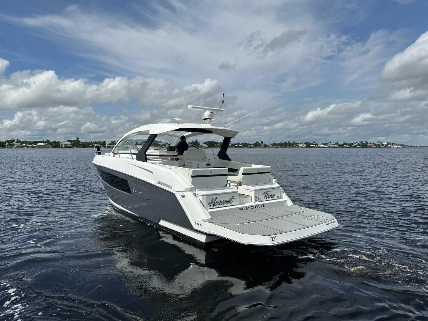 2019 cruisers yachts 390 express