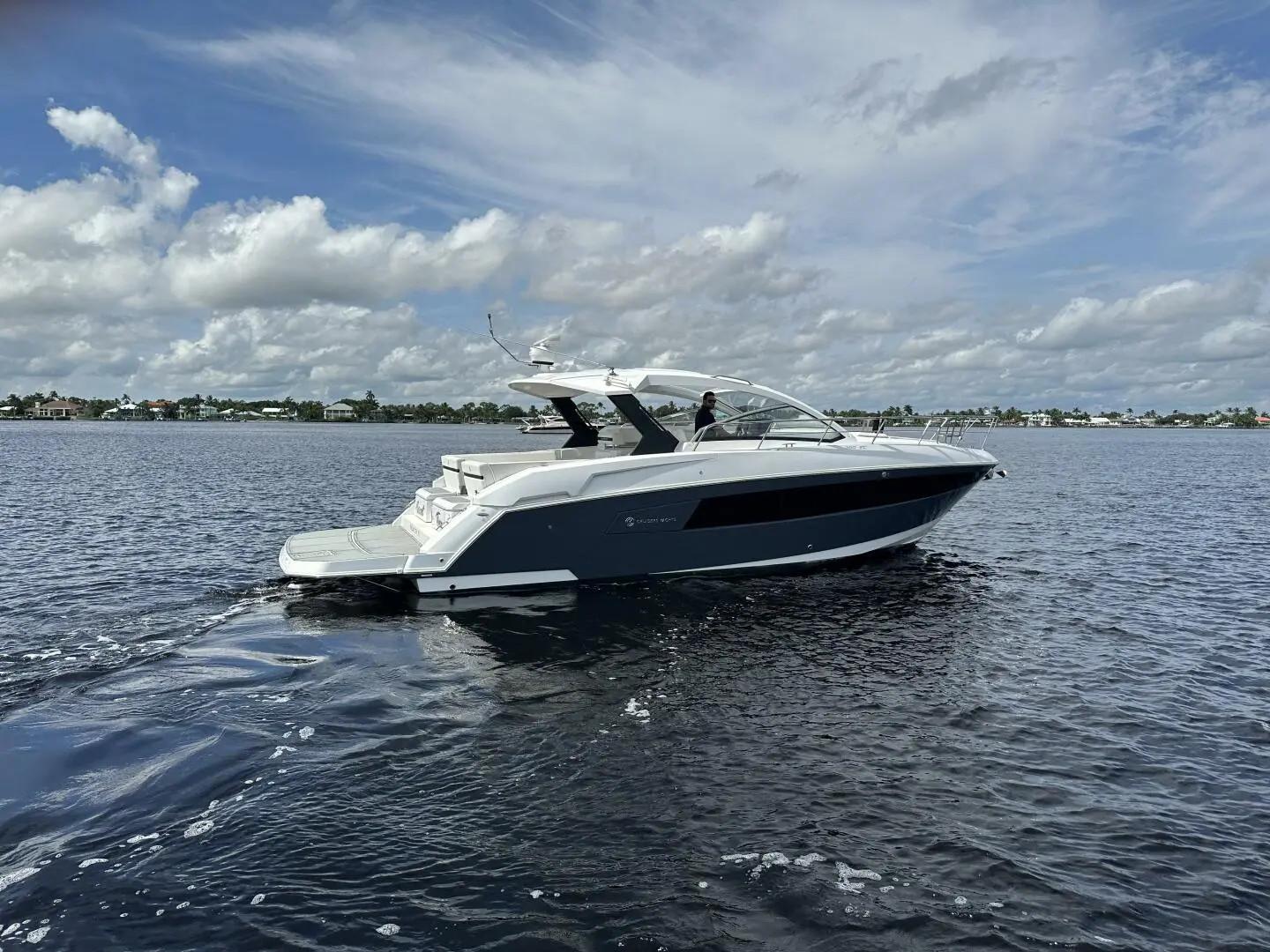 2019 cruisers yachts 390 express