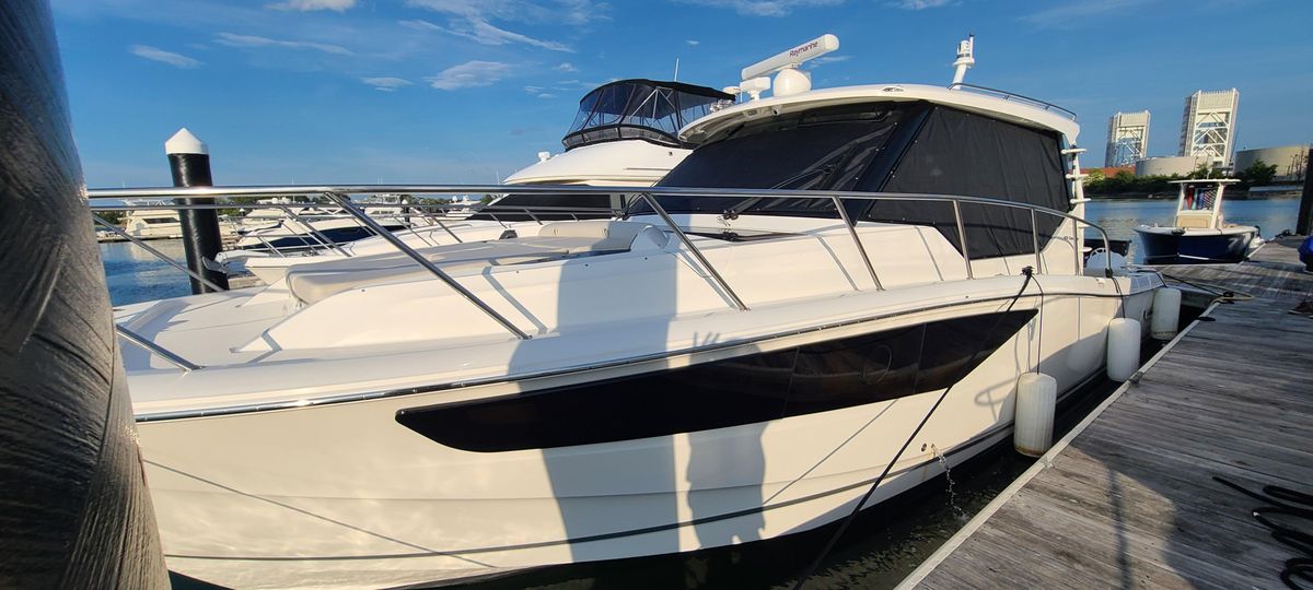 2022 Boston Whaler 405 Conquest