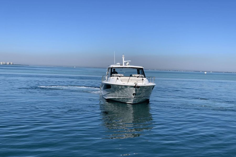 2022 Boston Whaler 405 Conquest