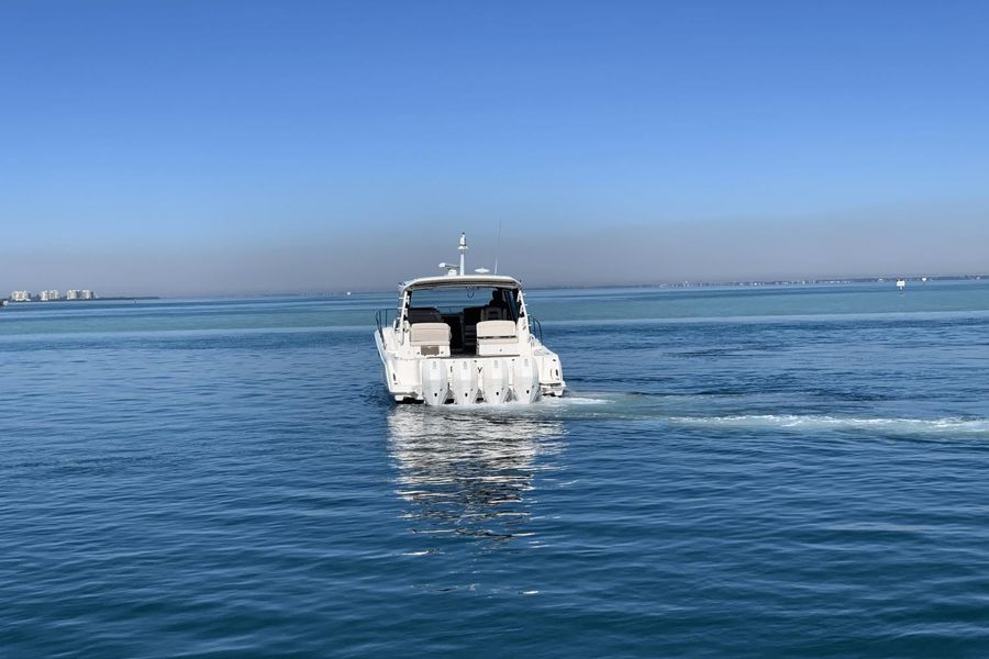 2022 Boston Whaler 405 Conquest