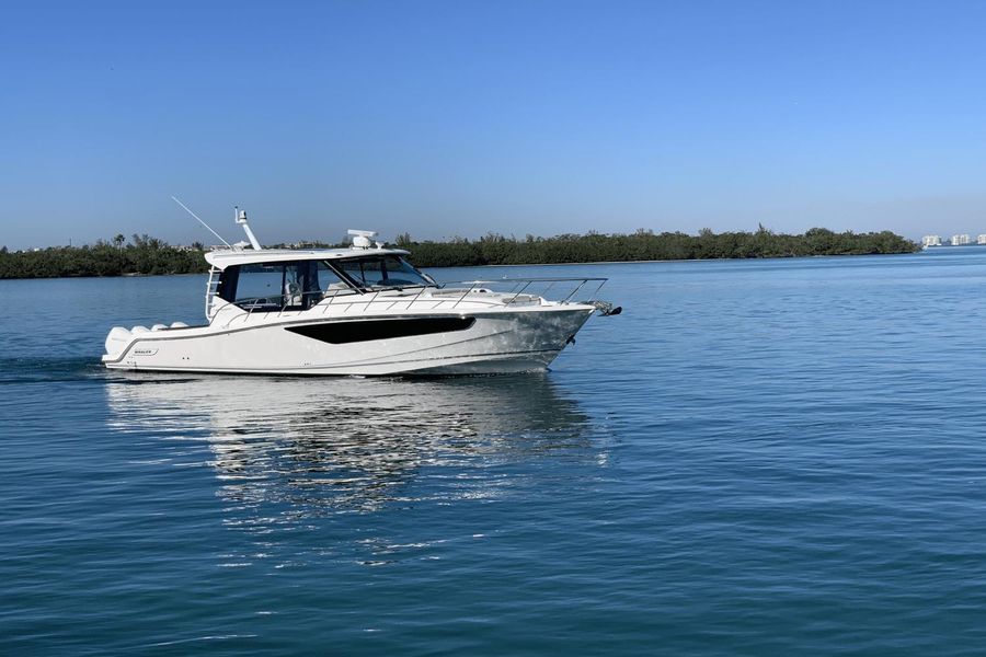 2022 Boston Whaler 405 Conquest