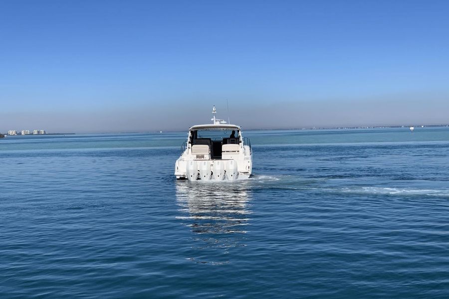 2022 Boston Whaler 405 Conquest