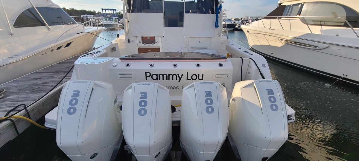 2022 Boston Whaler 405 Conquest