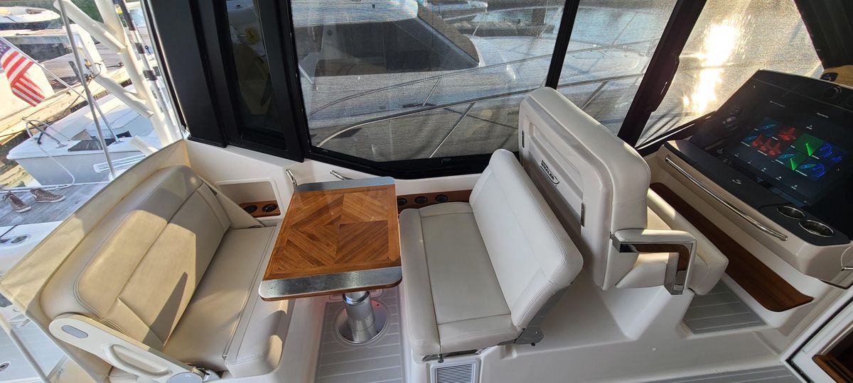 2022 Boston Whaler 405 Conquest