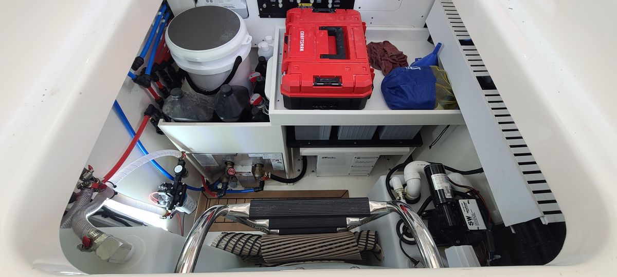 2022 Boston Whaler 405 Conquest