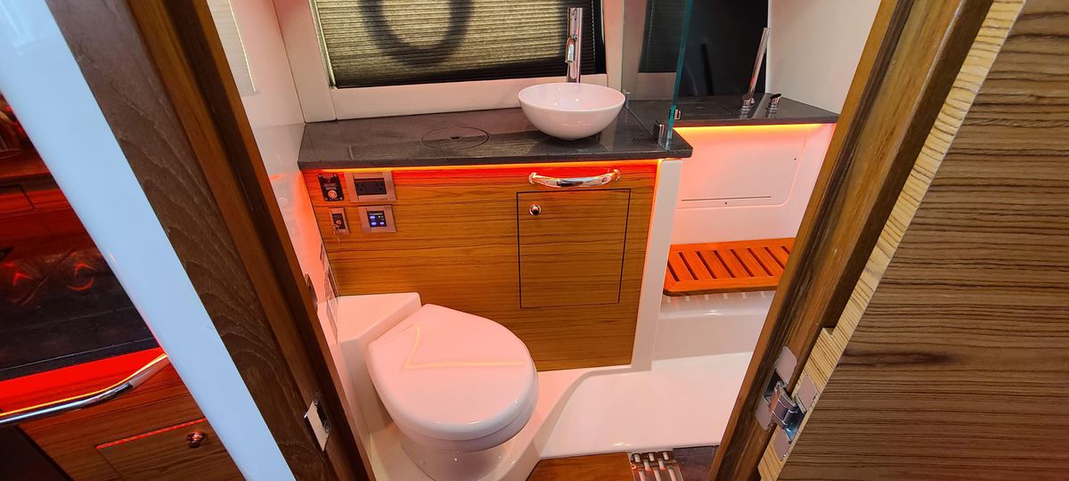 2022 Boston Whaler 405 Conquest