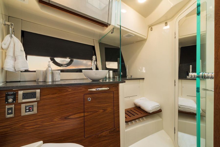2022 Boston Whaler 405 Conquest