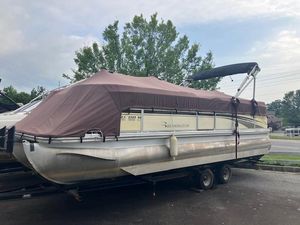 2007 Bennington 2275QXi pontoon boat with cover on trailer, parked outdoors.