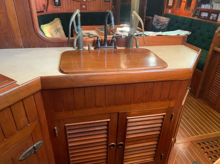 Legacy Yacht Photos Pics 