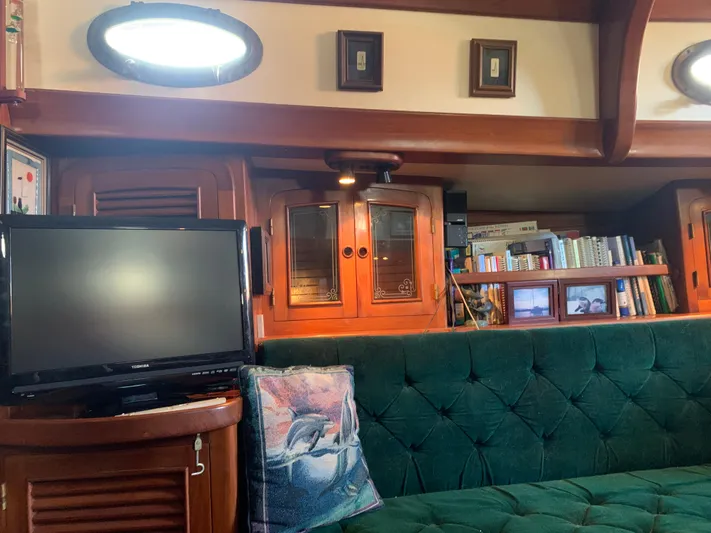 Legacy Yacht Photos Pics 