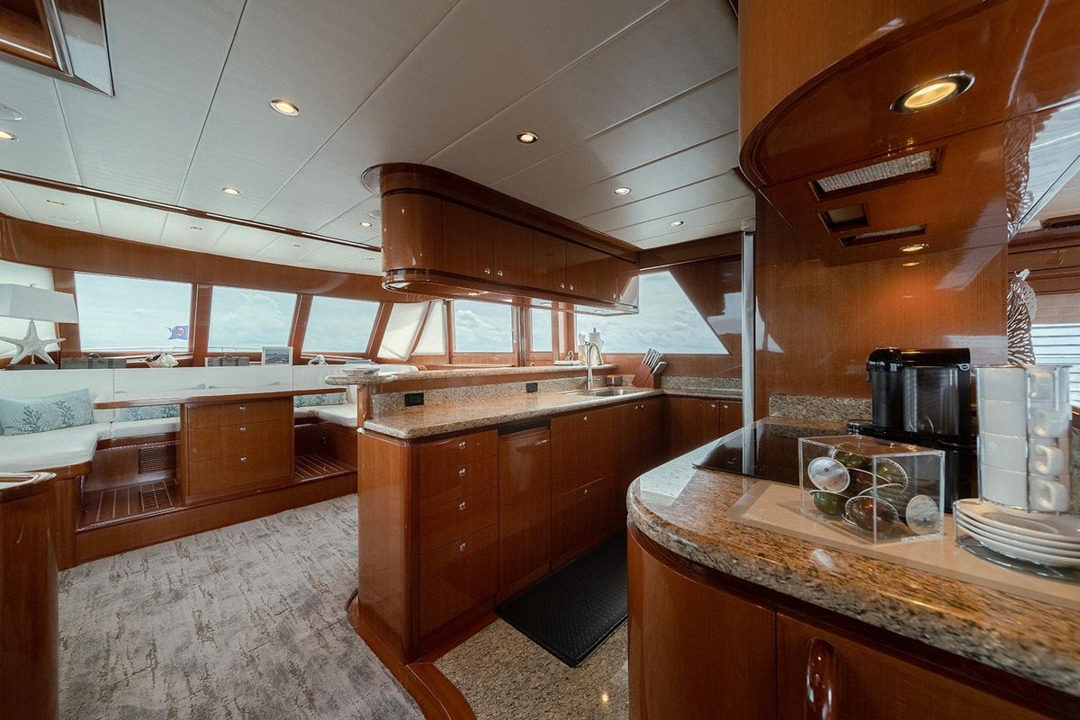 2013 Hampton 68 