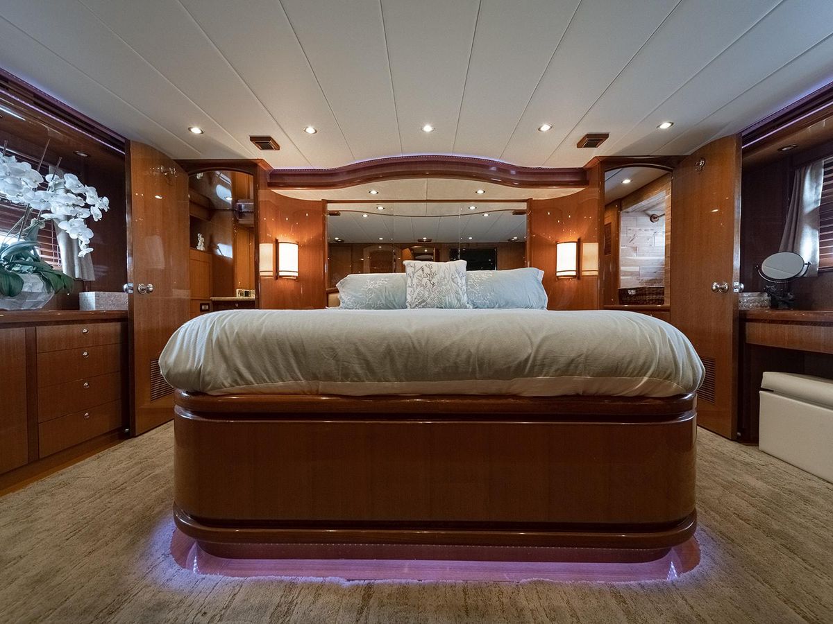 2013 Hampton 68 