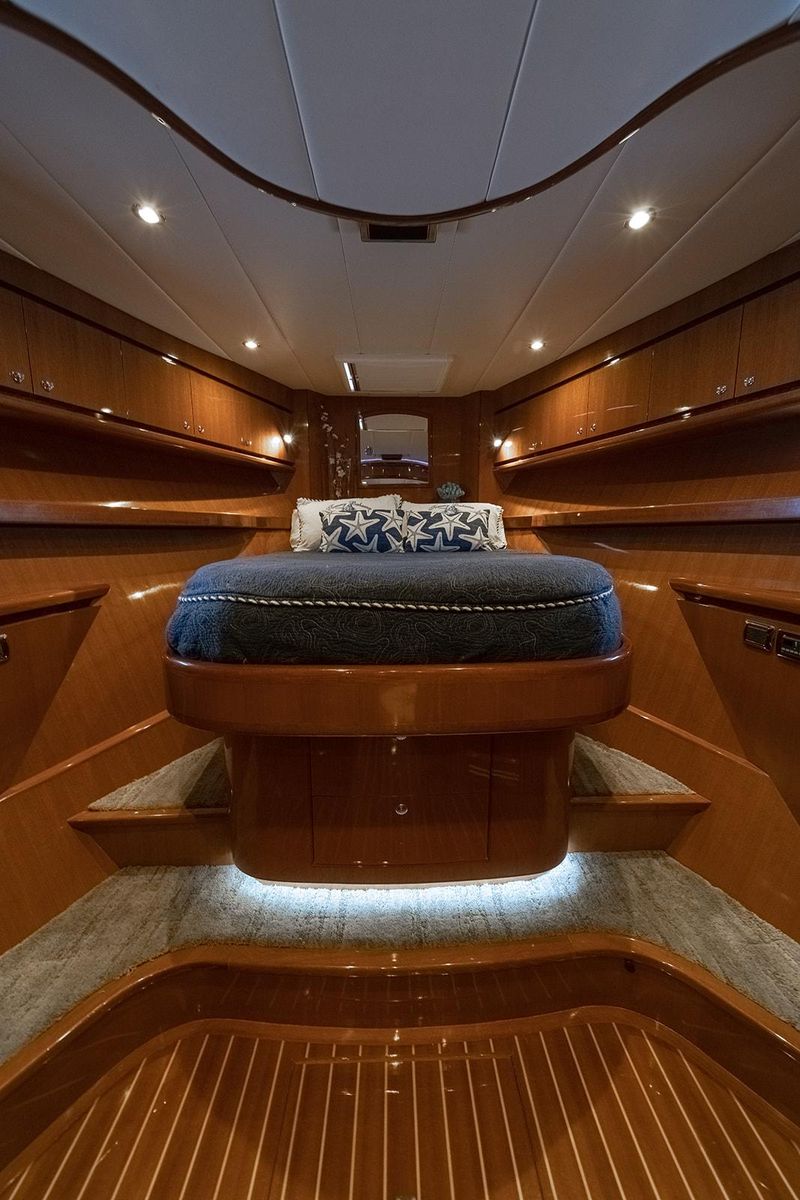 2013 Hampton 68 