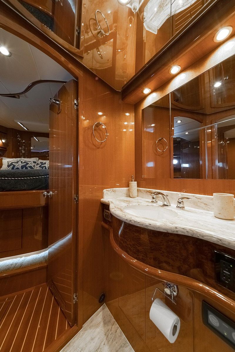 2013 Hampton 68 