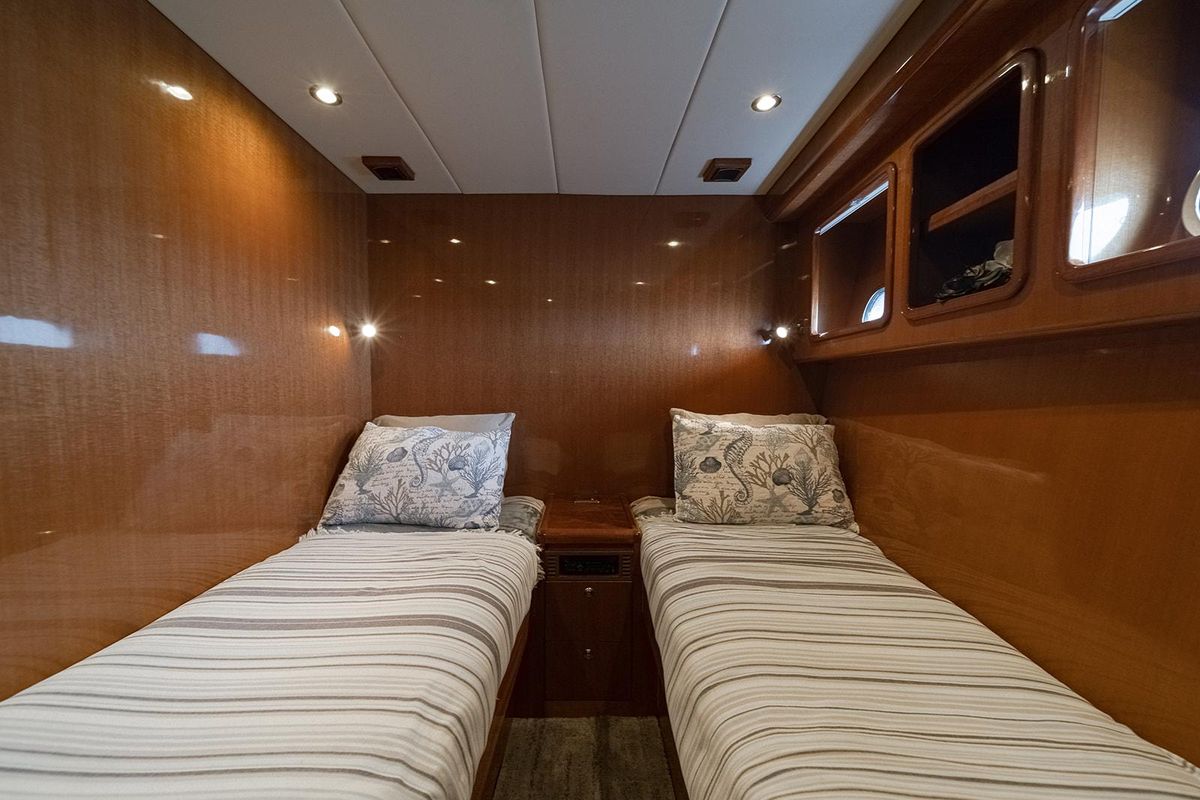 2013 Hampton 68 
