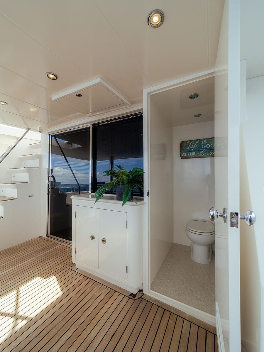 2013 Hampton 68 