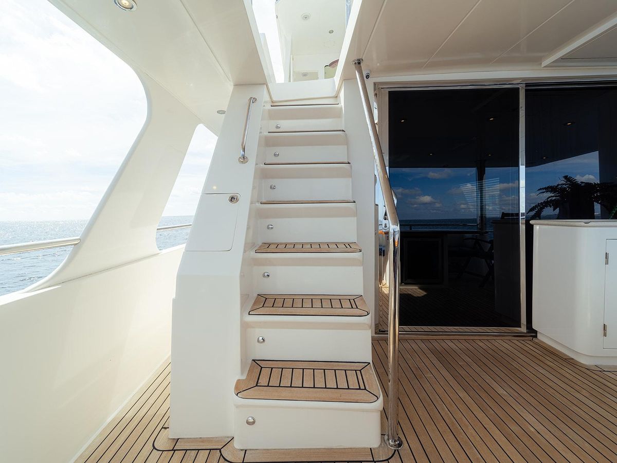 2013 Hampton 68 