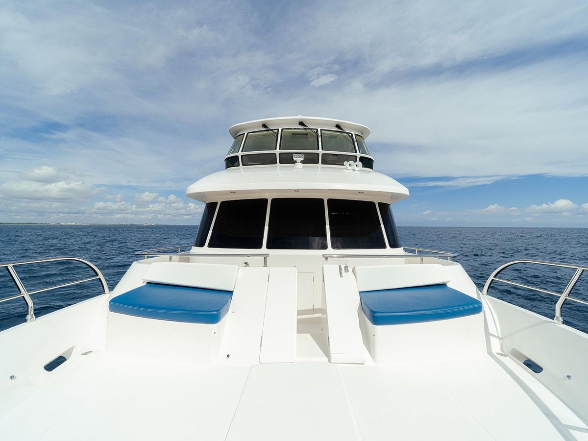 2013 Hampton 68 