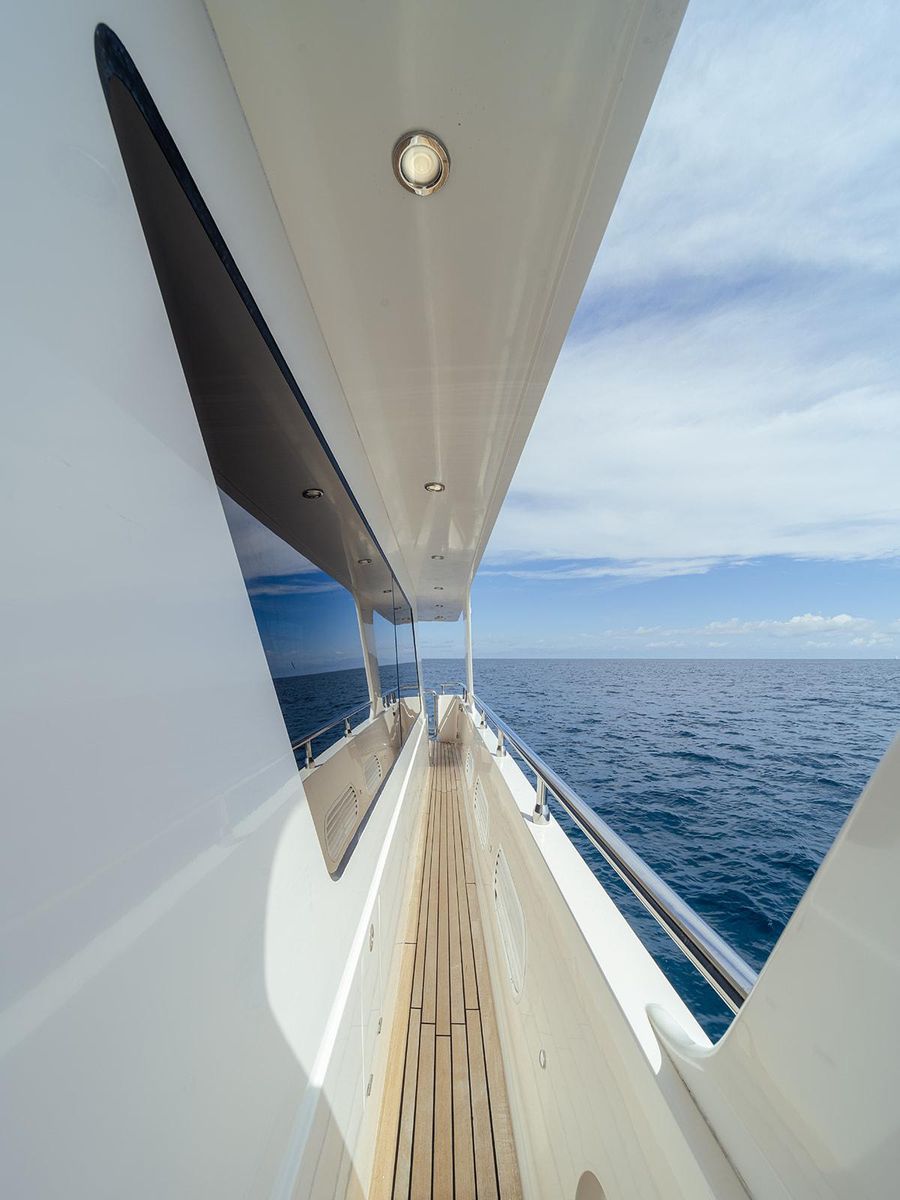 2013 Hampton 68 
