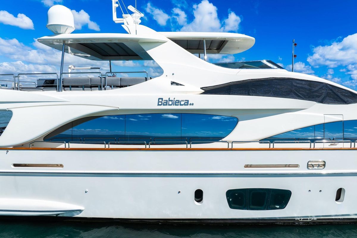 2005 Azimut 105 