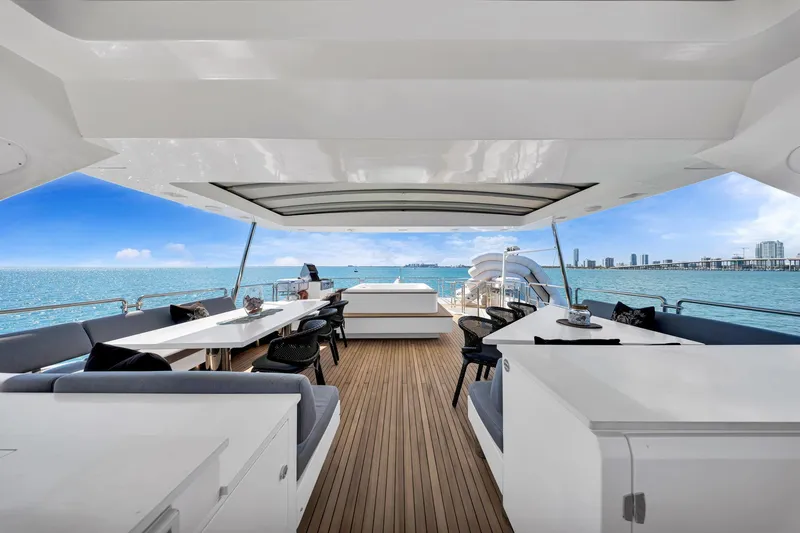 Babieca Yacht Photos Pics Luxurious 2005 Azimut 105 yacht deck with ocean view, featuring elegant seating and dining area.