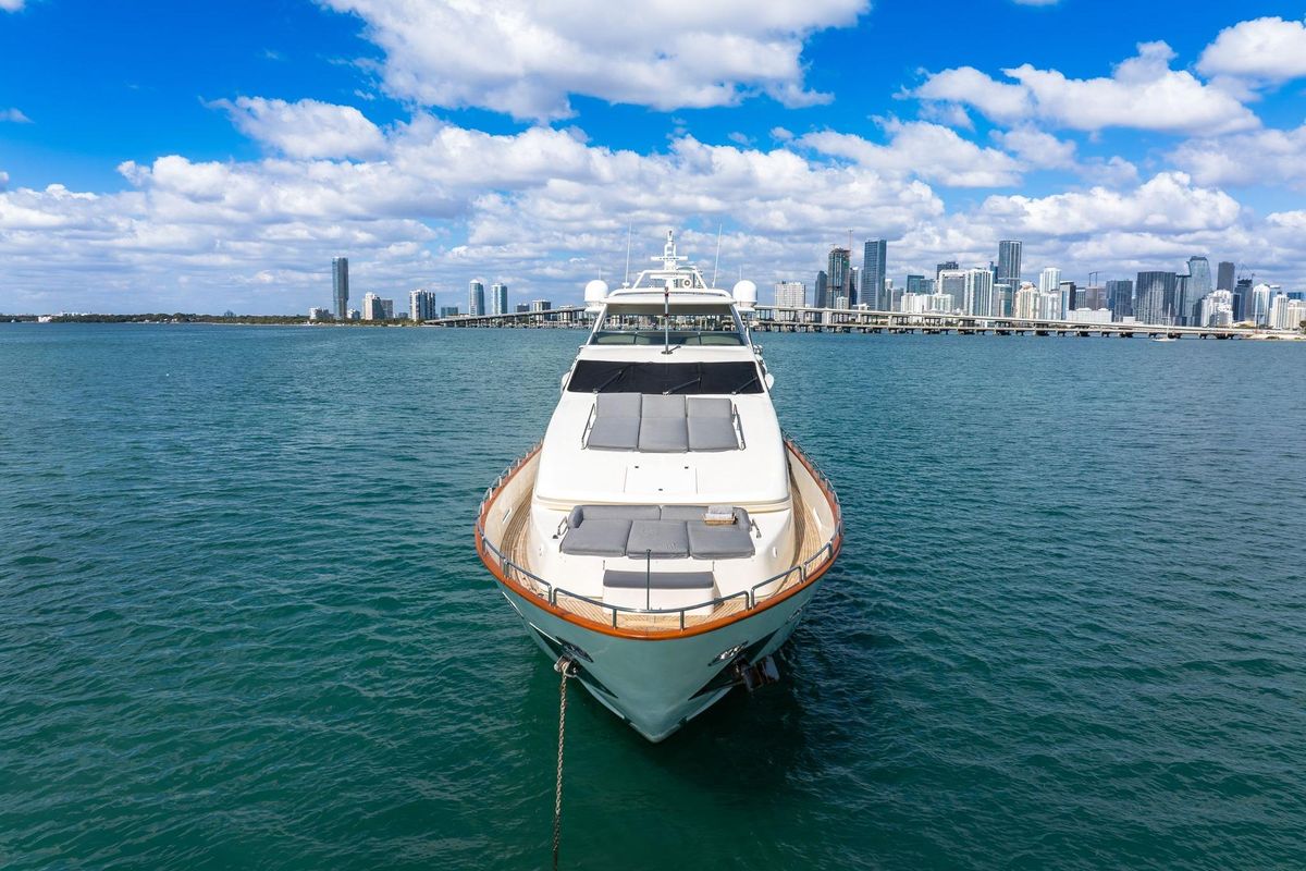 2005 Azimut 105 
