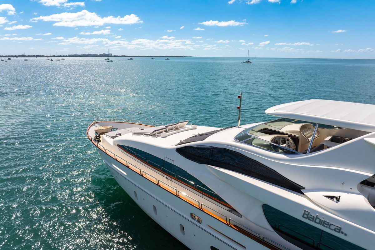 2005 Azimut 105 