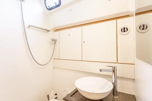 Second Wind Yacht Photos Pics 2017 Jeanneau Yachts 54 - Head