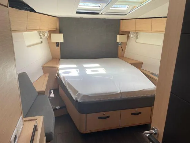Second Wind Yacht Photos Pics 2017 Jeanneau Yachts 54 - Front berth