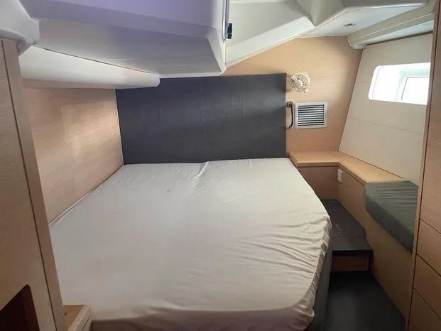 Second Wind Yacht Photos Pics 2017 Jeanneau Yachts 54 - Berth