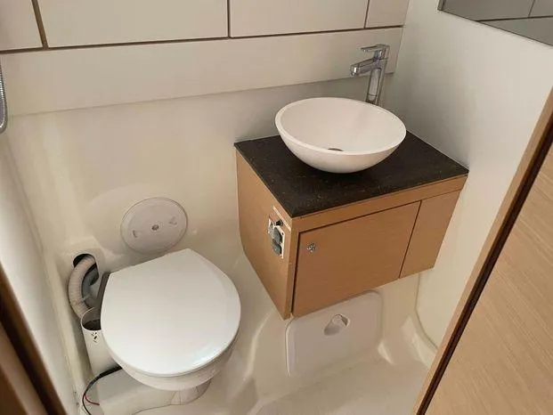 Second Wind Yacht Photos Pics 2017 Jeanneau Yachts 54 - Head