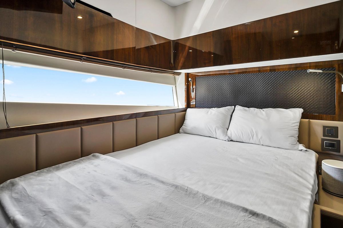 2021 Fairline 68 