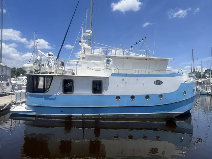 Bazan Yacht Photos Pics 2001 Great Harbour GH47 yacht docked, featuring a blue and white exterior under a clear sky.