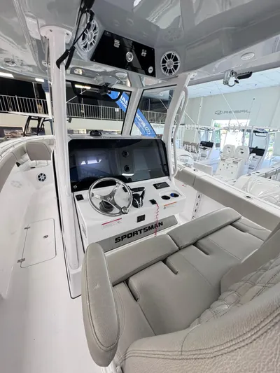  Yacht Photos Pics 2025 SPORTSMAN 322 OPEN - Image 5