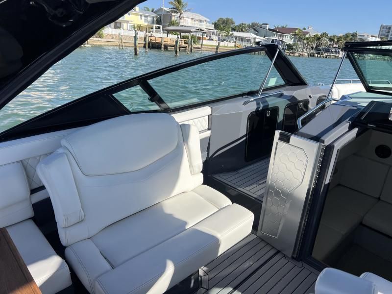 2021 Cruisers Yachts 338 OB South Beach