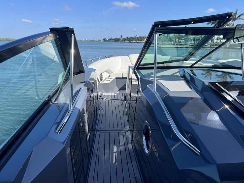 2021 Cruisers Yachts 338 OB South Beach