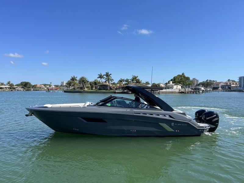 2021 Cruisers Yachts 338 OB South Beach