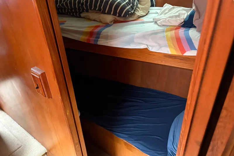 Majestic Z Yacht Photos Pics Bunk beds in 1990 Angel Pilothouse boat cabin with colorful bedding.