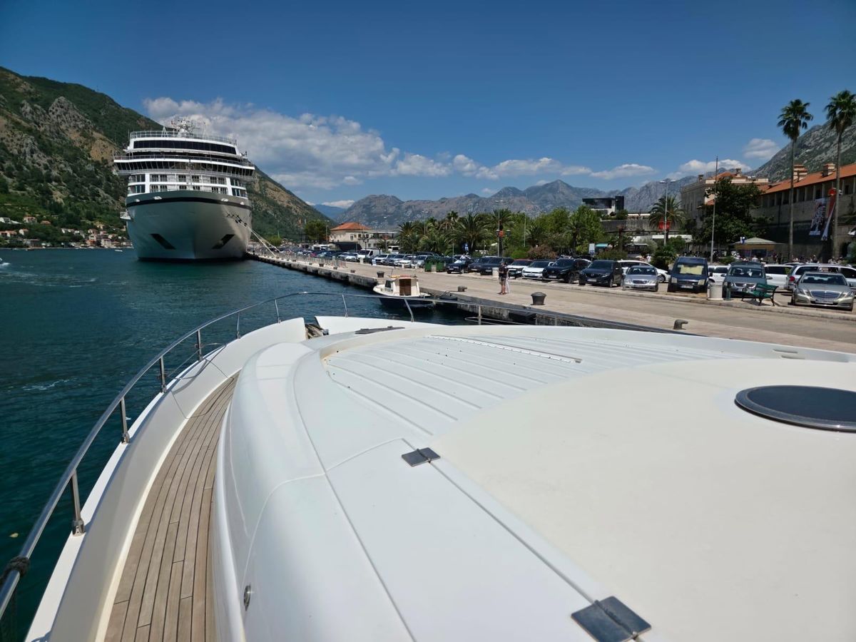 2005 Pershing 76 