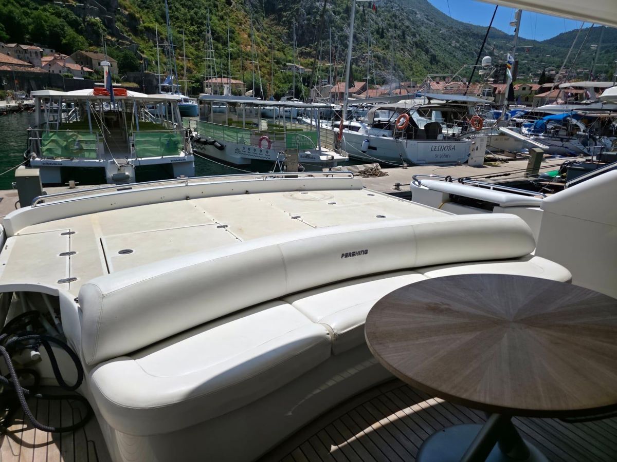 2005 Pershing 76 