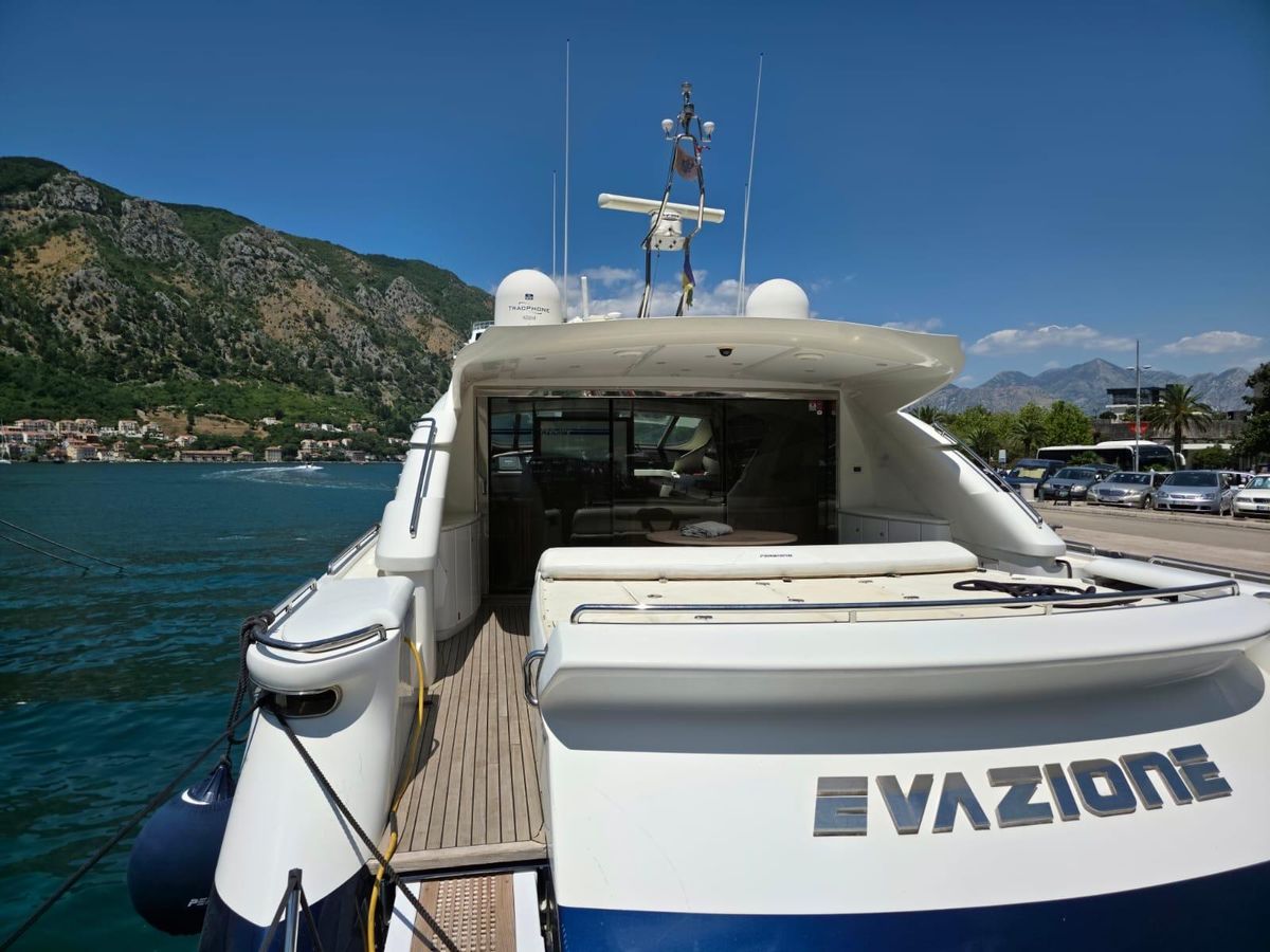 2005 Pershing 76 